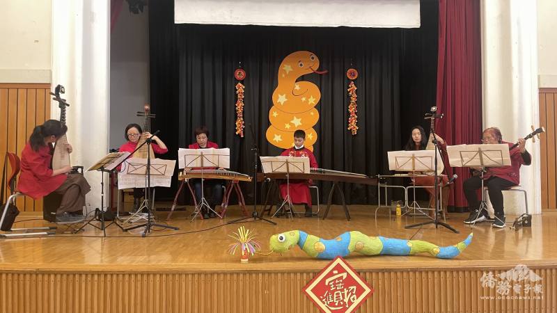 國樂班學生以琵琶、古箏等傳統樂器演奏