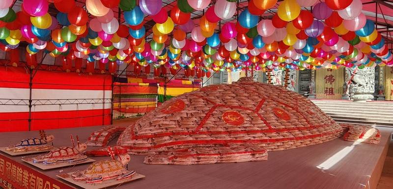 澎湖元宵「乞龜」活動，龍門觀音宮27日有重達4萬7000斤的米包龜亮相，還背上100斤小米包龜和3隻尾隨的小龜，象徵一代傳一代，市值逾新台幣200萬元