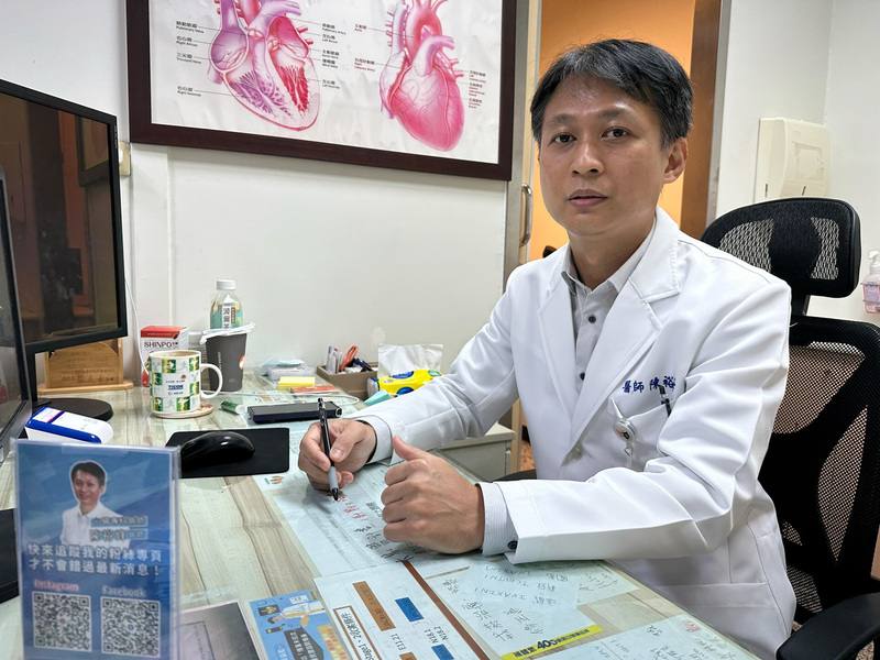 員榮醫院心臟內科主任陳裕峰表示，久坐不動超過4小時，應每隔一段時間適度伸展，避免引起俗稱「經濟艙症候群」的深度靜脈血栓