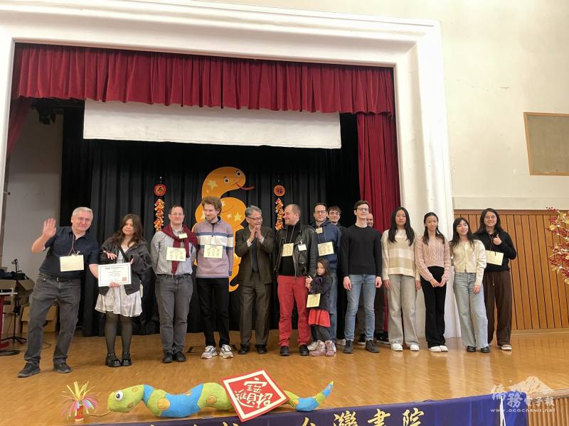 駐奧大使劉玄詠為華語文學習中心學員頒發結業證書