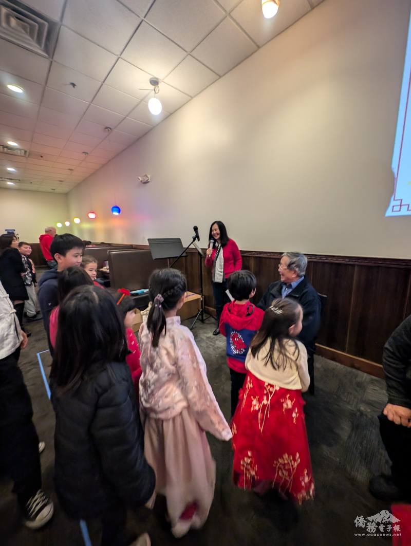 小孩向長輩說吉祥話拿紅包