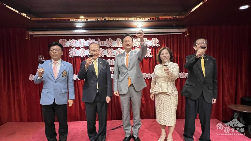 童振源與泰國四大僑團首長舉杯祝賀現場僑團代表春節愉快、蛇年行大運