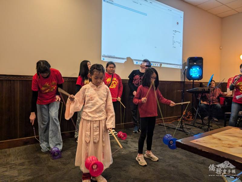 大納城中文學校精彩的扯鈴表演