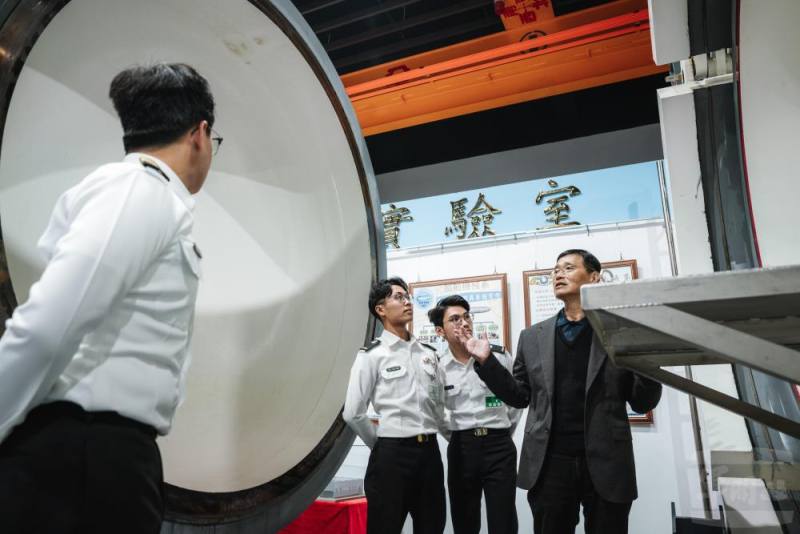 海軍官校船舶機械系徐慶瑜教授說明水壓測試設備