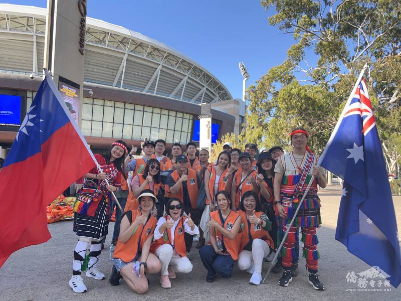 澳洲國慶日Lights on the River 阿得雷德臺灣青年會 臺灣代表團合照