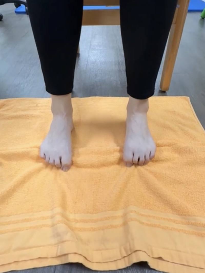 復健科醫師說，將腳趾彎曲抓地，保持2到3秒再放鬆，重複15次，可刺激足底肌肉和促進血液流動