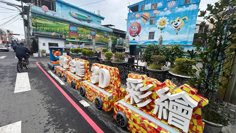 彰化縣彰化市區內忠權社區距扇形車庫步行約10分鐘，藝術家在社區內牆上繪製各式各樣狗狗彩繪，可愛逗趣3D圖案超吸睛。