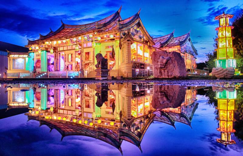 位於鹿港彰濱工業區的護聖宮以玻璃為主要建材，融合傳統與創新，展現晶瑩剔透建築美，成為著名打卡景點。（彰化縣政府提供）