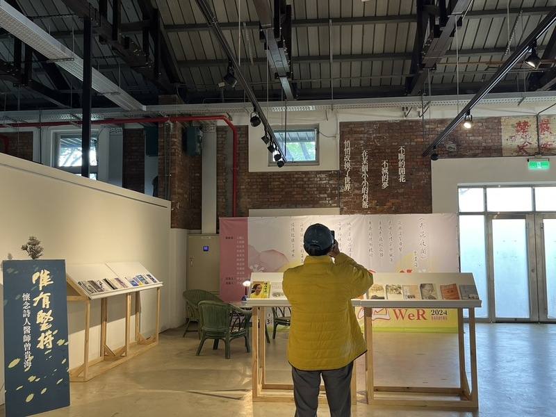 「衛武營藝術村-WeR」駐村藝術家2024年底推出聯展「冬花盛開」，致敬已逝醫師、詩人曾貴海，除藝術創作，也打造靜態的「唯有堅持」懷念曾貴海專區，展間中放置曾貴海多本創作。