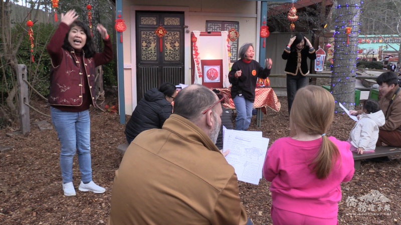 說故事攤位吸引許多小朋友駐足