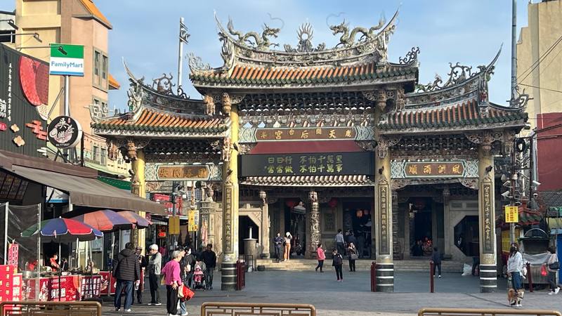 遠近馳名的鹿港天后宮被視為彰化縣鹿港鎮宗教與文化中心，建築風格極具閩南特色，雕梁畫棟展現傳統工藝細膩與華美，新春參拜充滿節慶氛圍。