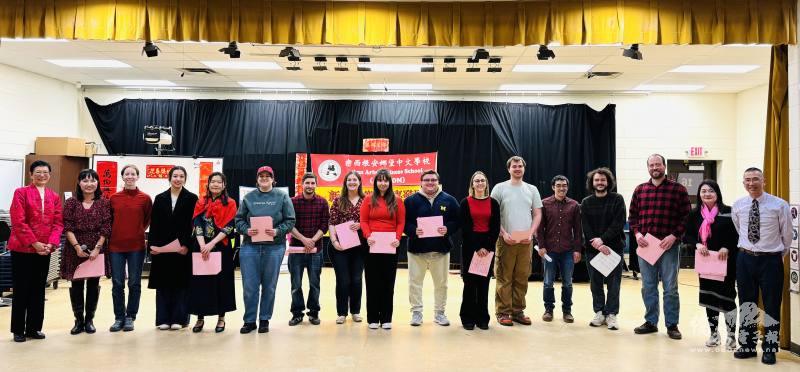 周玉若(左一)指導臺灣華語文學習中心學生，表演歌唱應景歌曲「恭喜恭喜」以及說過年吉祥話，詹珂瑜(左二)、王珍琿(右二)、臺灣華語文學習中心主任葉劉崑(右一)，也和學生一起表演