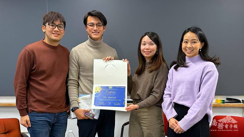 波士頓臺灣人生物科技協會(BTBA)會長胡金儒(右起)，講座主持人盧怡蓁、郭俊廷送上感謝狀及紀念品給講者靳嚴博 (左二)