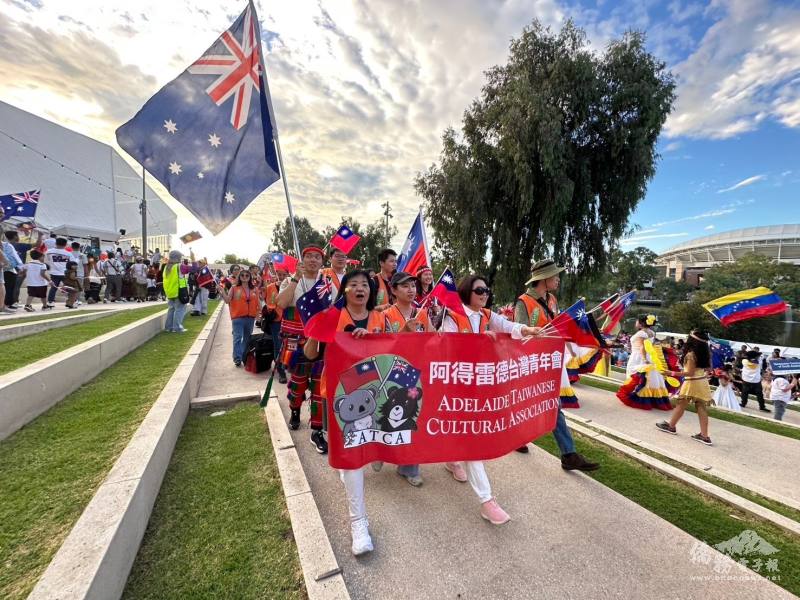 遊行進行，並與國人共同呼喊著"Team Taiwan"口號為臺灣讚聲