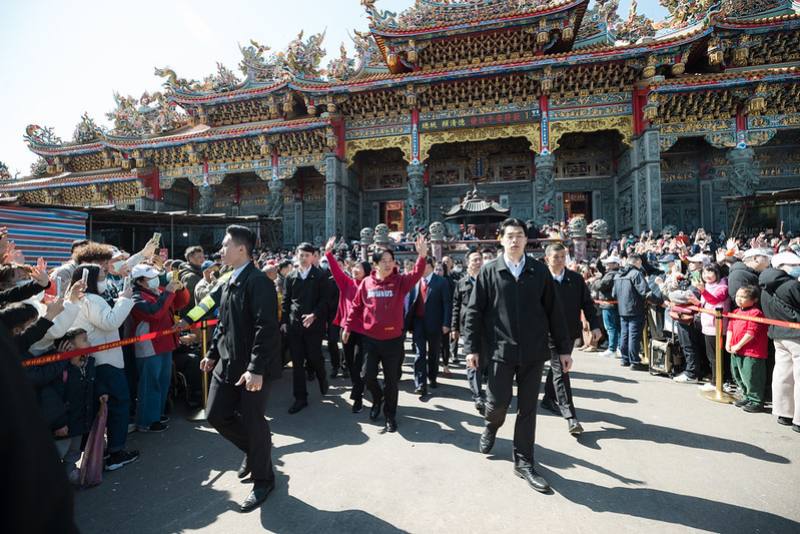總統前往「竹林山觀音寺」參香並發放福袋