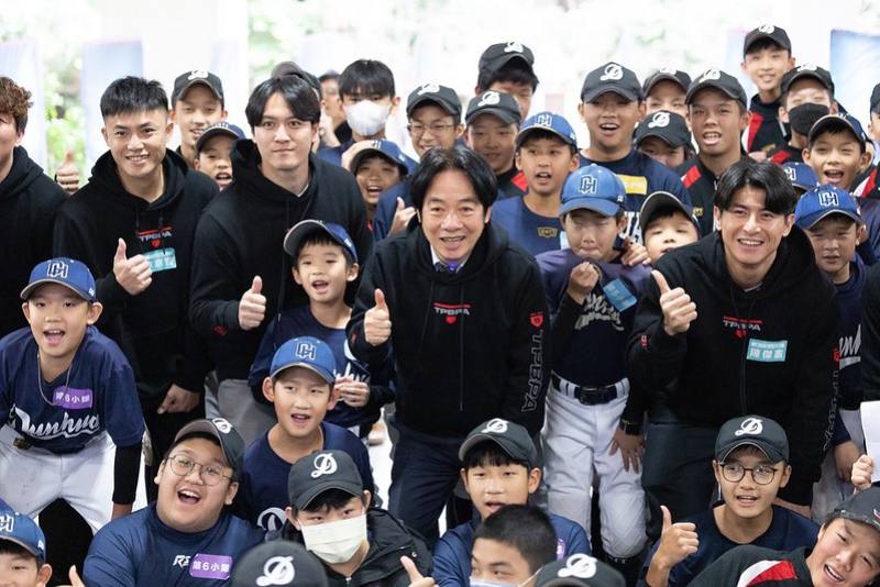 賴清德總統日前出席「2024中職球員工會回饋列車」活動