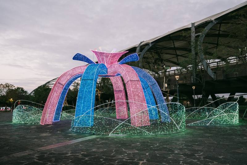 宜蘭縣冬山鄉公所即日起至2月16日在冬山火車站廣場到冬山河舊河道步道的區域，推出以「綠境光灩」為主題的舊河港燈節，5大主題燈區透過不同的光影交錯，呈現幻光溢彩，讓遊客感受當地獨特魅力。（冬山鄉公所提供）