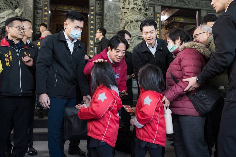 29日是農曆大年初一，賴清德總統上午先後前往艋舺龍山寺、大龍峒保安宮、萬里忠福宮、萬里昭靈宮、基隆慶安宮及竹林山觀音寺等北部地區廟宇參香祈福，並發送蛇年新春福袋向民眾賀年