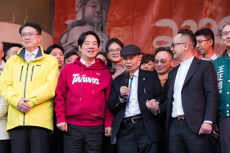 總統前往「基隆慶安宮」參香並發放福袋