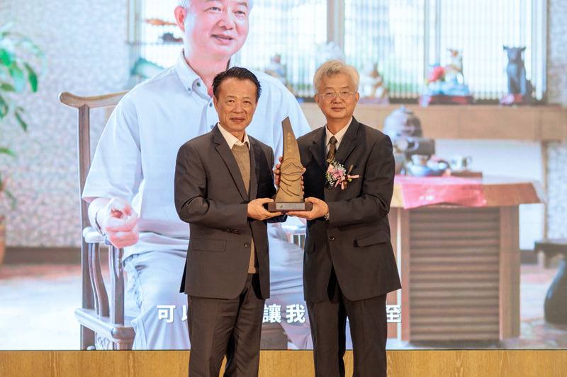 交趾陶藝師謝東哲（右）因對傳統工藝保存與創新上的傑出貢獻榮獲「嘉義文化獎」，與嘉義縣長翁章梁（左）合照