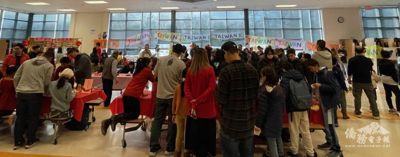 台灣學校蛇年新春夜市活動人潮滿滿