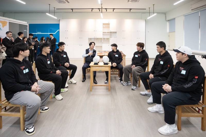 總統與中華職棒球員工會理事長陳傑憲等6位職棒球員代表互動