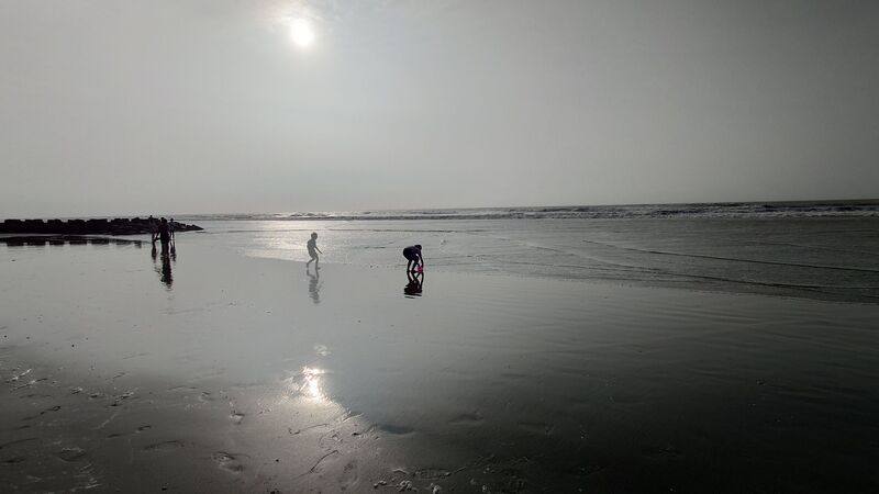 綿延數公里的嘉義縣布袋鎮好美里沙灘相當平整，陽光下沙灘呈現海天一色、如鏡面般美景，站在沙灘上就有倒影，每逢假日都吸引不少民眾前來拍照與賞景