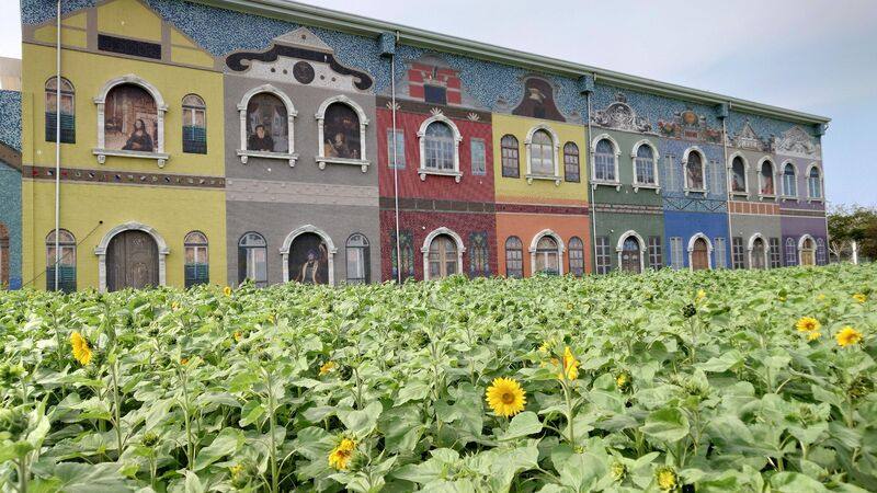 交趾陶藝師謝東哲以約500萬片廢棄陶瓷和馬賽克材料，在嘉義縣新港鄉板頭厝拼貼出超大馬賽克牆，講述400年來大航海時代故事