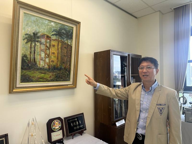 中山醫學大學校內實驗大樓迴旋梯陪伴許多學子求學歲月，曾被校友們在畫作、文章中記錄。