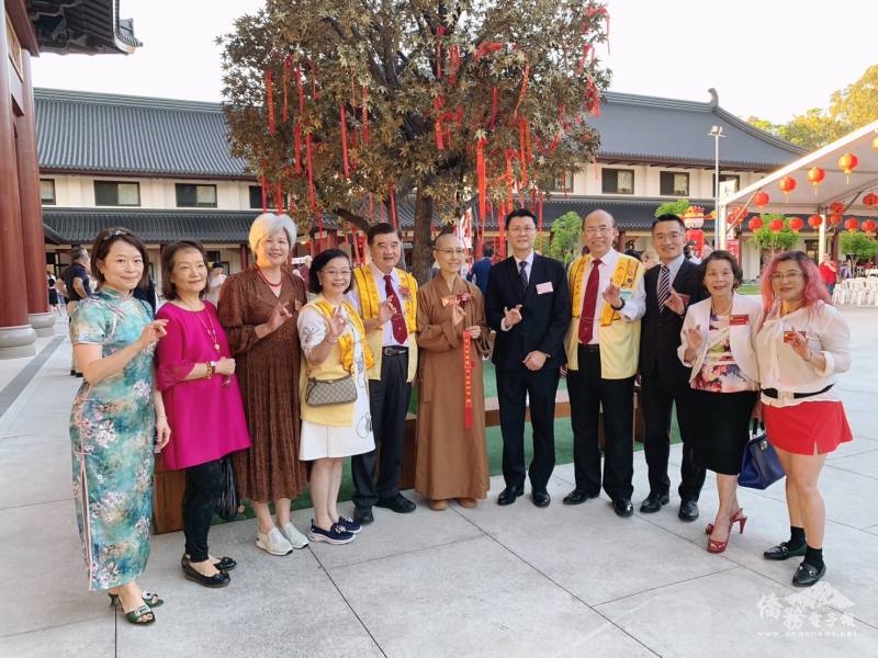 駐布里斯本辦事處處長范厚祿與滿望法師及僑領合影