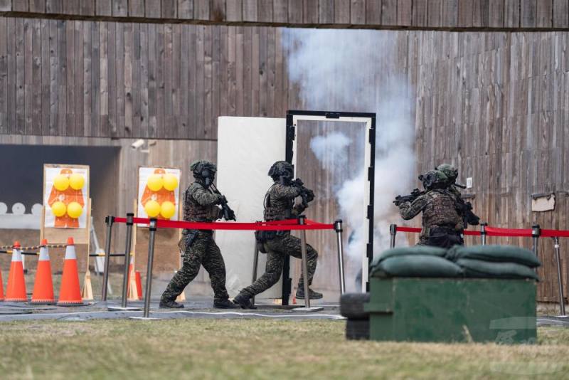 陸戰特勤隊小組變換位置射擊