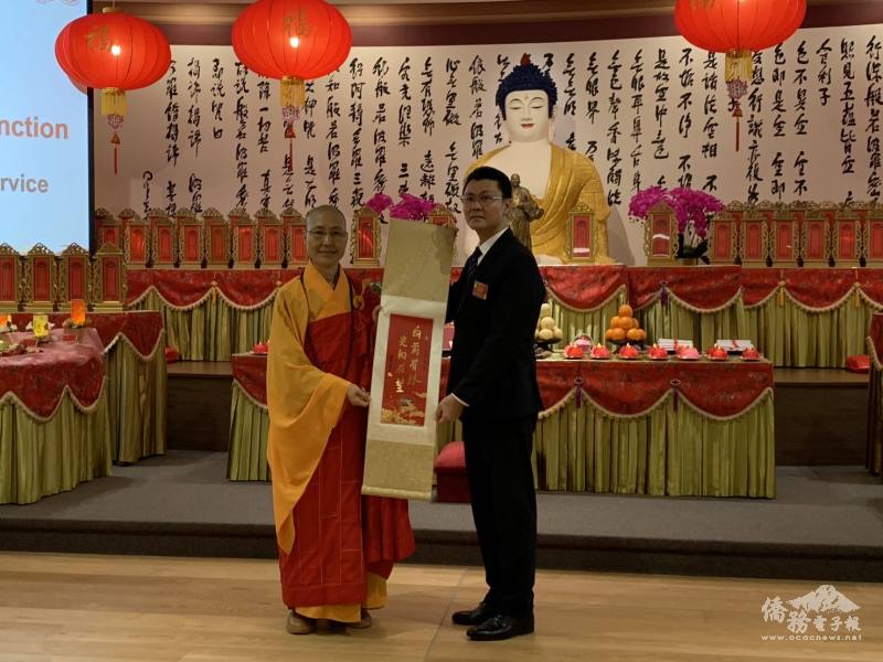 滿望法師致贈紀念品予范厚祿