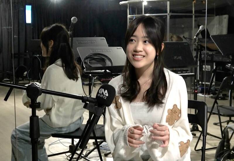 台灣華語流行音樂市場發展蓬勃，許多新加坡歌手在台灣開啟音樂生涯、紅回東南亞。16歲的新加坡女孩陳卓琳推出首支華語單曲「純屬友誼」前，特地飛到台灣拍攝MV。