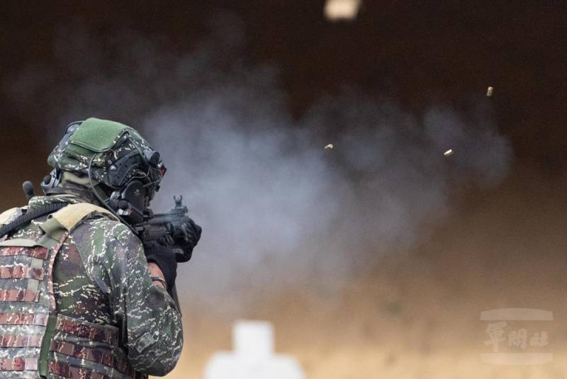 陸戰特勤隊實施MPX衝鋒槍射擊