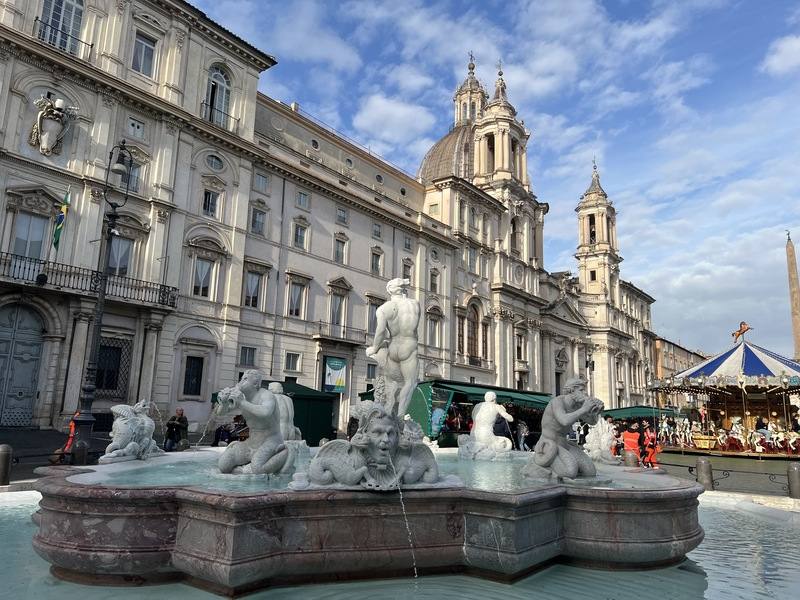 因應天主教禧年到來，羅馬許多古蹟景點都重新整修，圖為納佛納廣場（Piazza Navona）的噴泉，在清洗後變得十分潔白