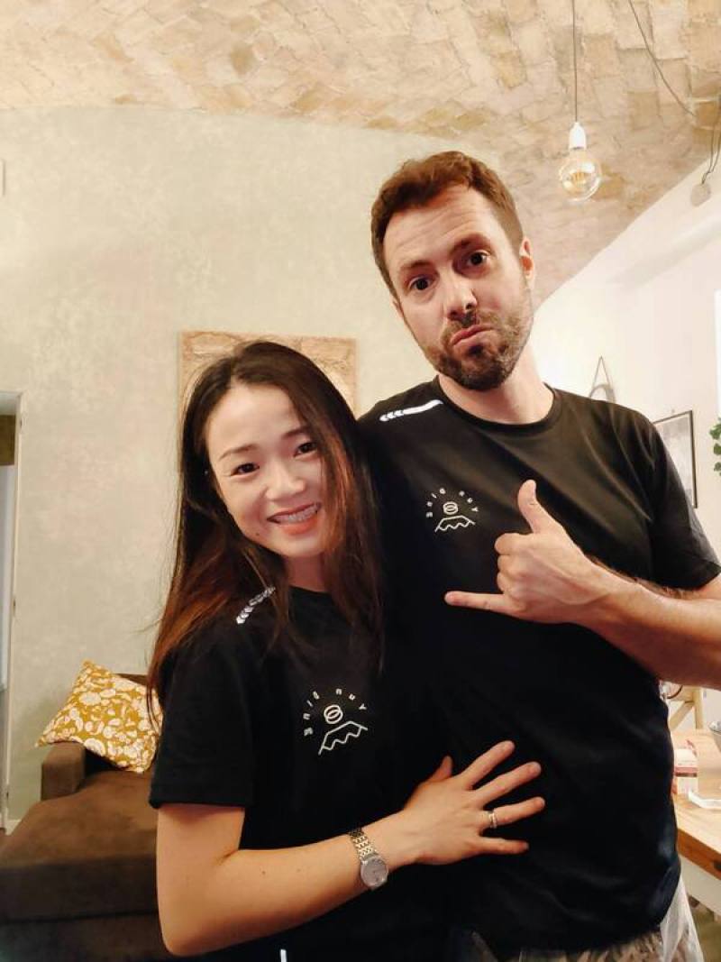 羅馬台灣同鄉會會長陳易文（左）與義籍先生從事旅宿業，在羅馬競技場週邊經營短租度假公寓。（陳易文提供）