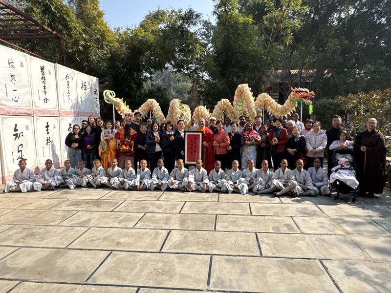 佛光山德里文教中心的沙彌，在大年初一表演了精彩的舞龍，讓在場民眾為之驚豔。