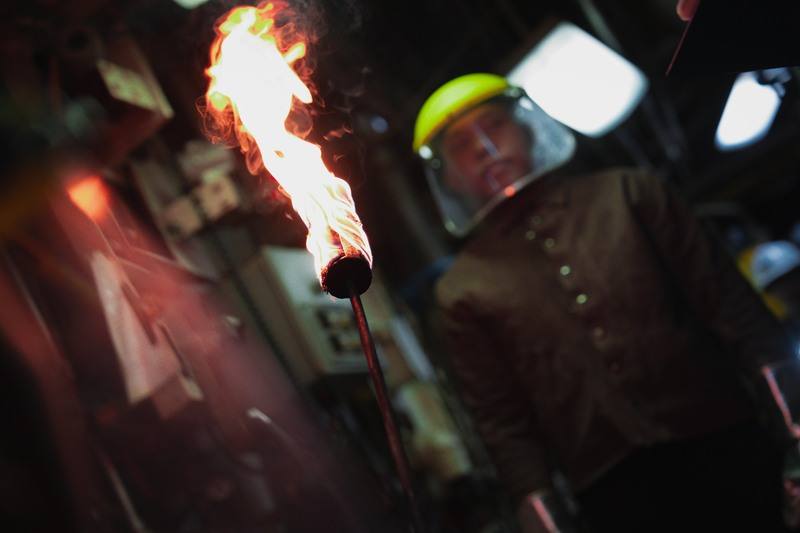 濟陽級寧陽軍艦民國113年入塢大修，並在114年1月出廠。圖為寧陽艦官兵點燃柴油，準備實施點爐作業。