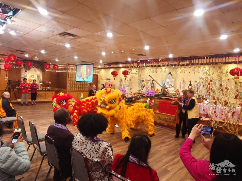 佛光山祥獅獻瑞青年團的采青表演，默契十足的舞蹈動作背後，都是青年苦心排練的汗水累積