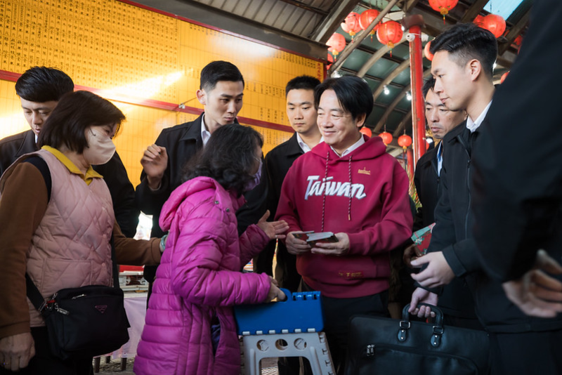 30日是農曆大年初二，賴清德總統上午先後前往屏東「東港東隆宮」、「慈鳳宮」及高雄「新大港保安宮」祈福參拜，並發送新春福袋向在場鄉親拜年