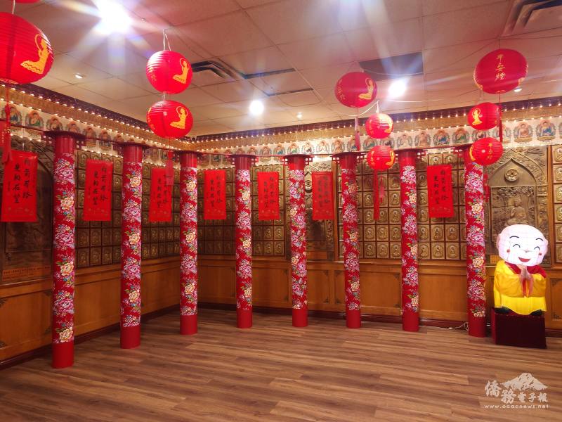 民眾偕手穿過喜氣洋洋的大紅柱子後，迎來許多好兆頭，象徵「向前有路，光明在望」