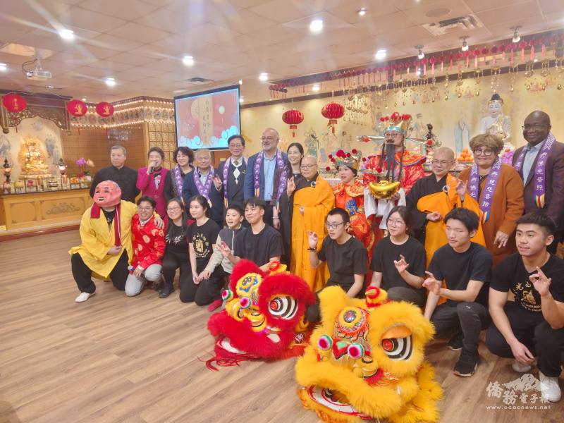 來賓們和舞獅團、財神爺合影