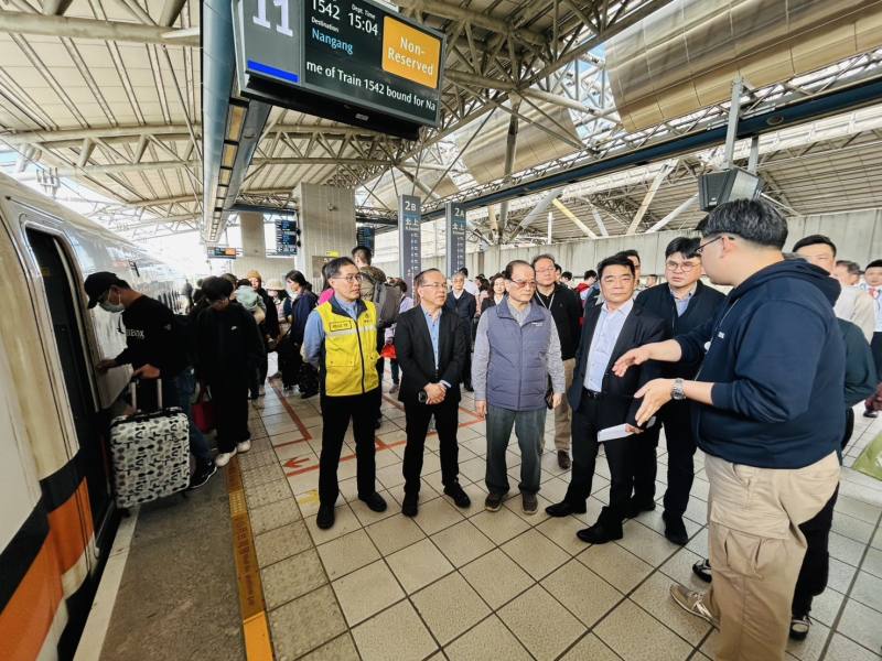 次長視察高鐵台中站月台
