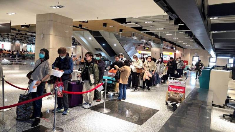 農曆春節連假近尾聲，台澎航線疏運達高峰，澎湖機場1日湧入大批人潮，返台班機幾乎是班班客滿。（澎湖縣政府提供）