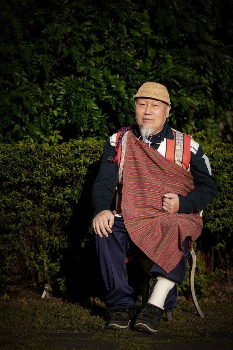 新竹縣尖石鄉鎮西堡部落泰雅族牧師阿棟．優帕司（Atung Yupas），投身泰雅文化復振超過30年，包含編撰泰雅語教材到保存傳統吟唱，並融入生活，他說，文化只有融入生活，才能真正延續。（新竹縣文化局提供）