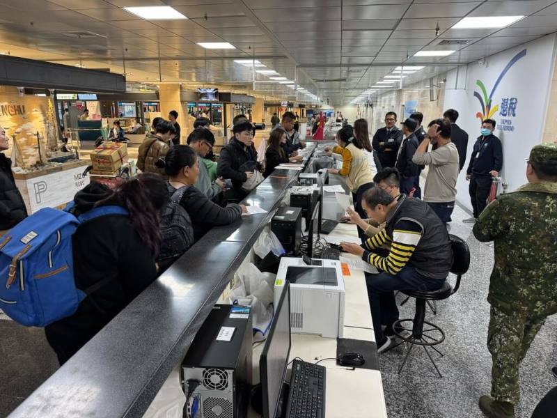 農曆春節連假近尾聲，台澎航線疏運達高峰，澎湖機場1日湧入大批人潮。（澎湖縣政府提供）