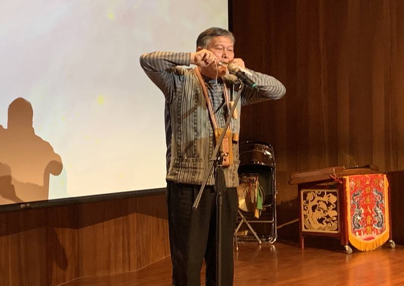新竹縣尖石鄉鎮西堡部落泰雅族牧師阿隆．優帕司（Along Yupas），保存泰雅族的傳統表演口簧琴技藝，到教會與地方學校授課，課後還親手製作口簧琴送學生，盼讓傳統音樂融入日常。