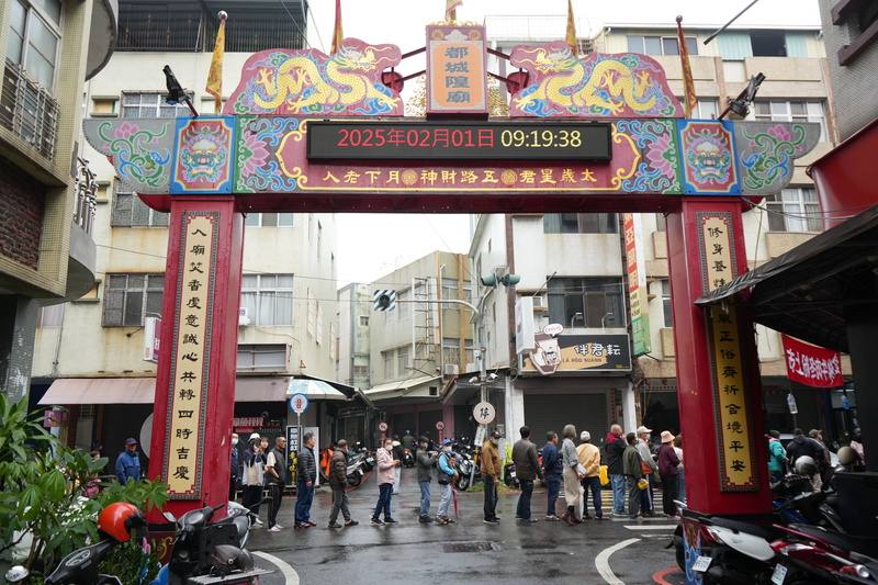 民俗上大年初四迎財神，屏東市都城隍廟1日依慣例發錢母。排隊領錢母的人龍從廟門前沿光復路、上海路、民族路再到中山路，繞廟至少整整一圈。圖為民族路排隊民眾。