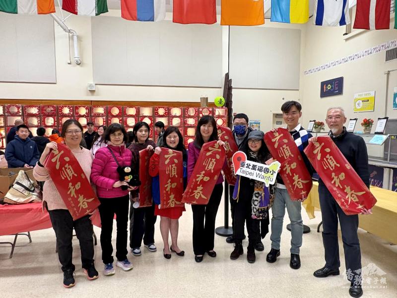 莊雅淑、校長田世經與臺灣萬福國小代表合影
