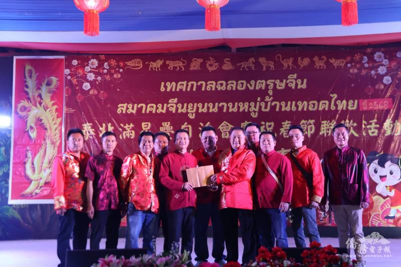 康光禎向發新年紅包